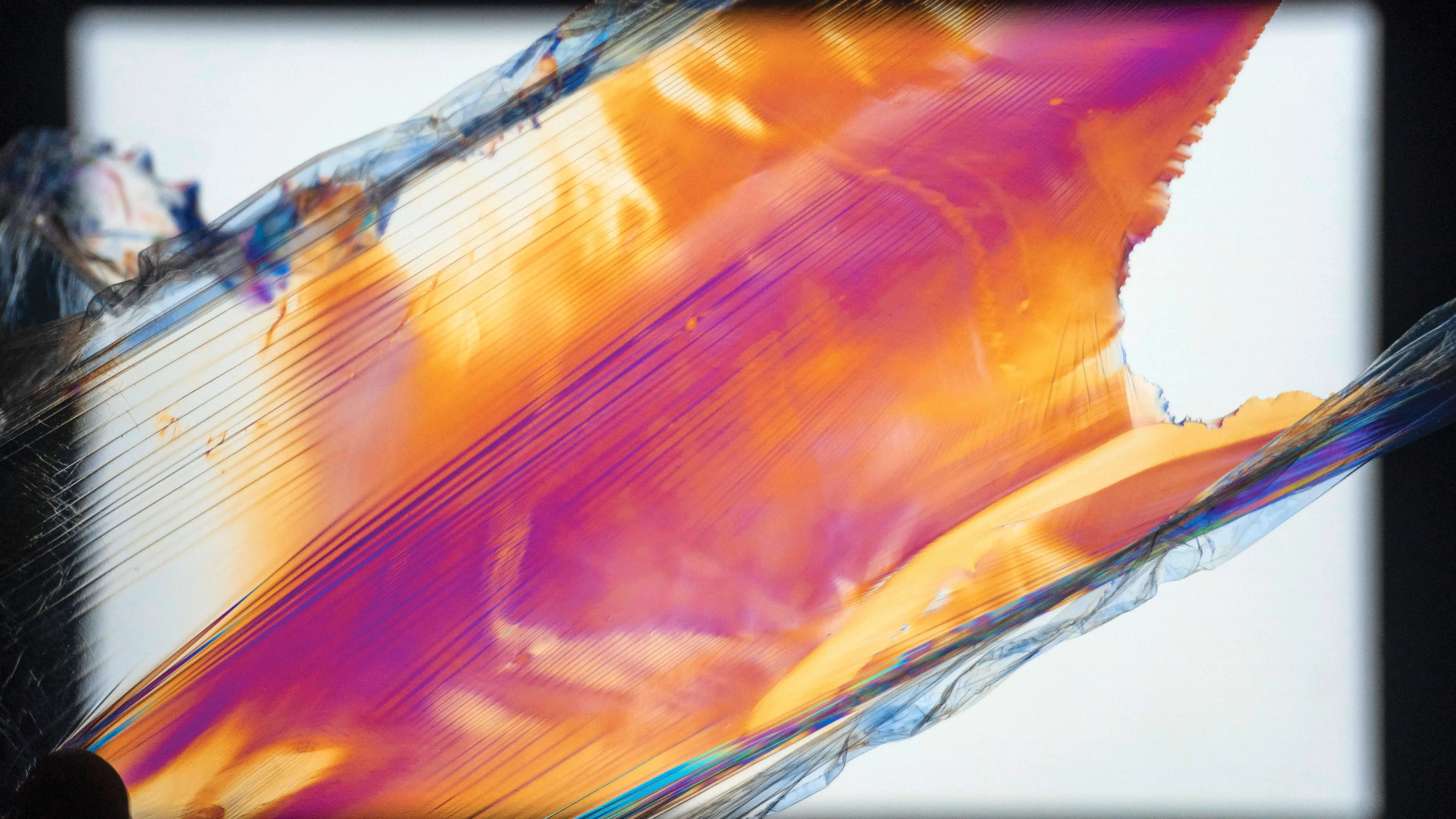 Verzerrte Kunststofffolie in bunten Farben