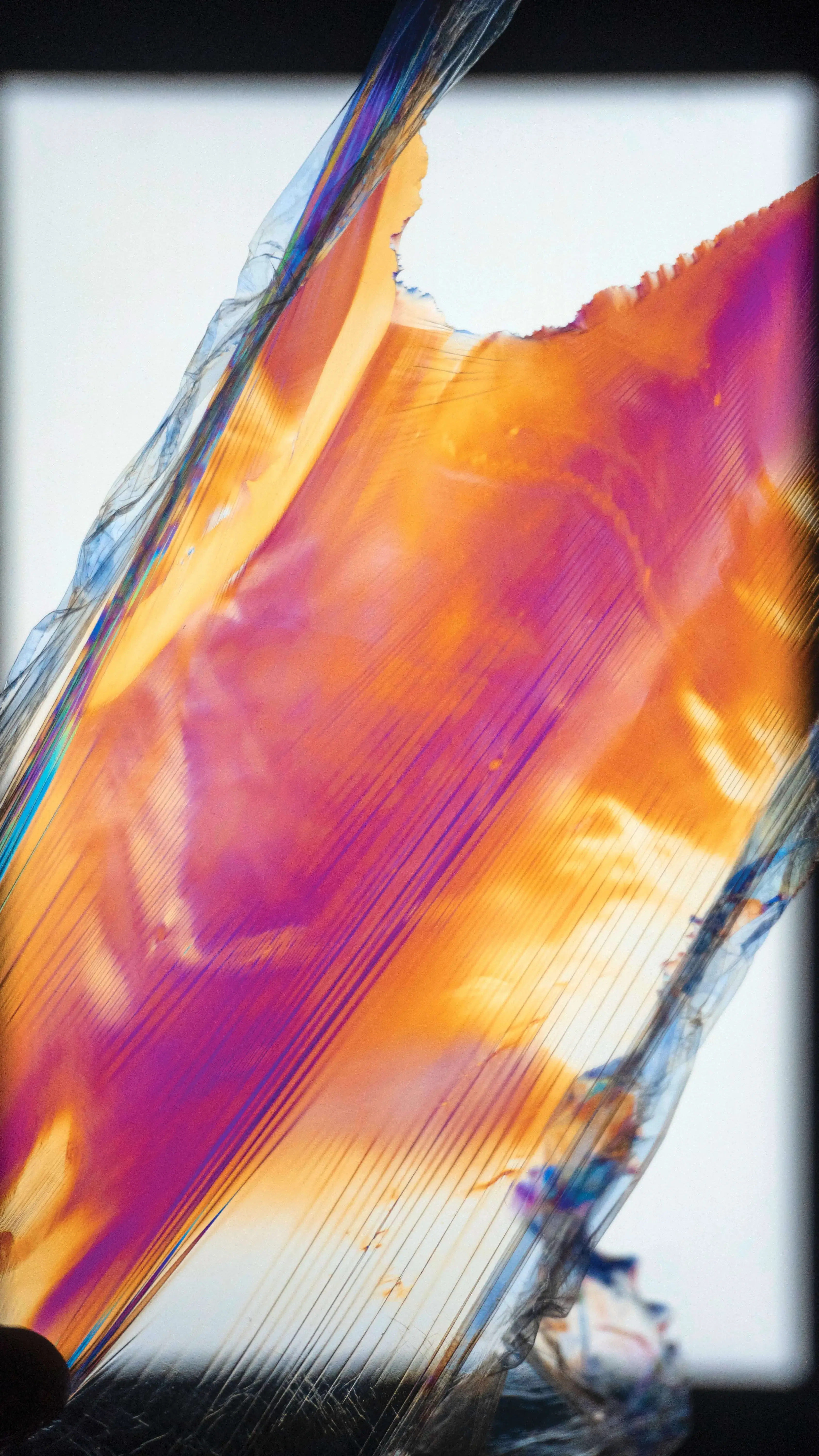 Verzerrte Kunststofffolie in bunten Farben